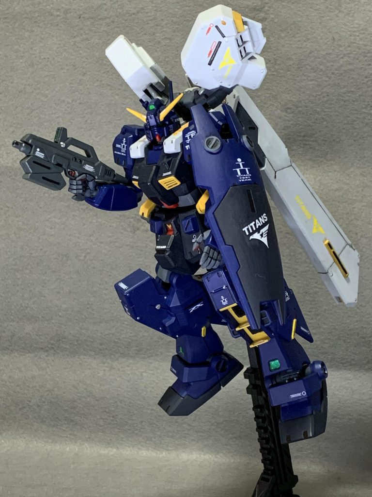 ほぼ艶消しにて塗装を行い、デカールを貼った箇所へは希釈した艶消しクリアーを上から筆塗りしています。(全て水性塗料)