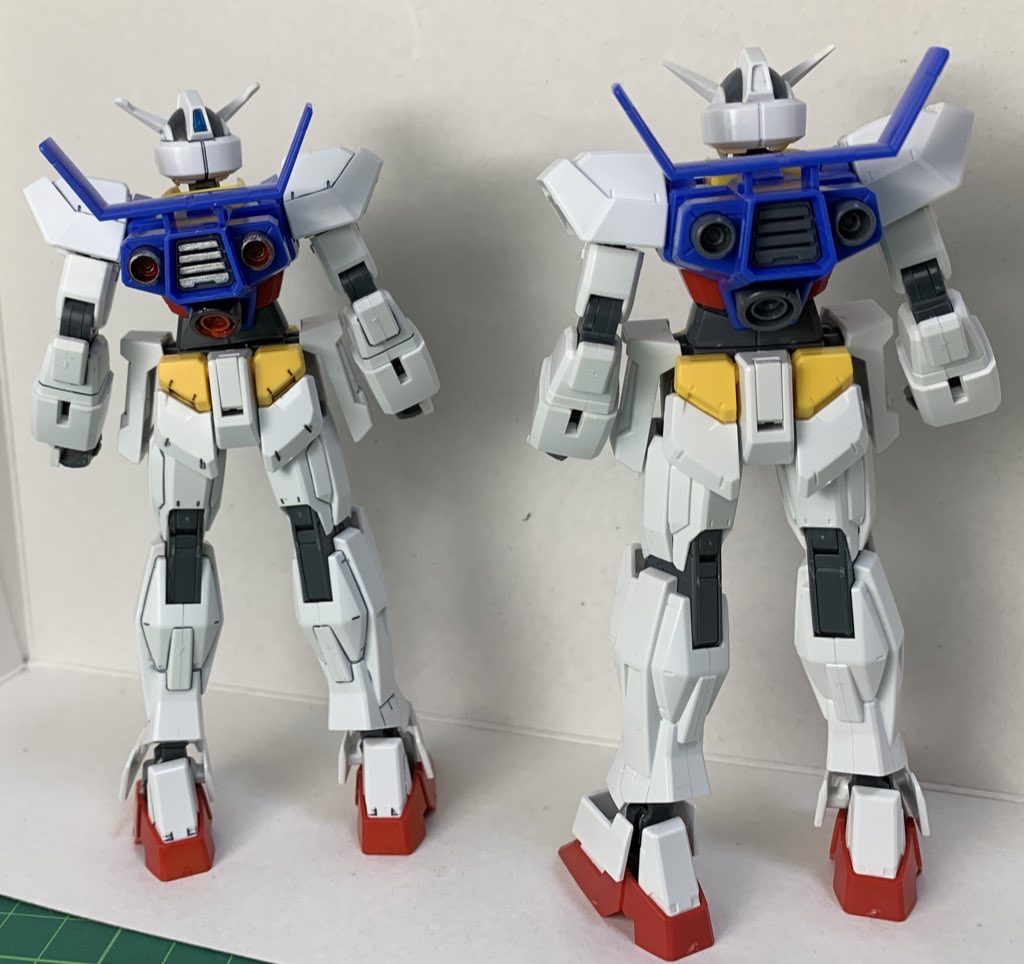 未塗装素組みのAGE-1ノーマルと比較してみました。箱のキット名は違えど物としては全く同じと言っていいAGE-1同士でここまで差が出るとは作っている時は思いもしませんでした。