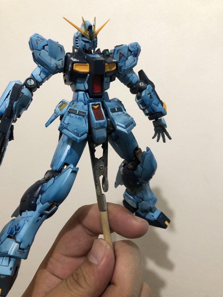 不器用なので一旦全部青に塗ってから、メラミンスポンジで磨き、成形色を出しています