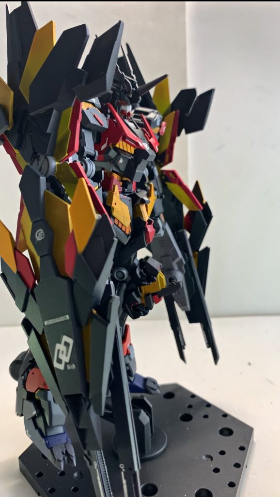 アームドアーマーDEフェネクスと同様の物を再現しているが、汎用性を持たせるために別の武装を接続できるように改良されている