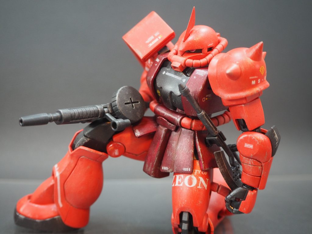 頭部のモノアイ部分をプラ板で1ミリ狭くして、メタルパーツを埋め込んであります