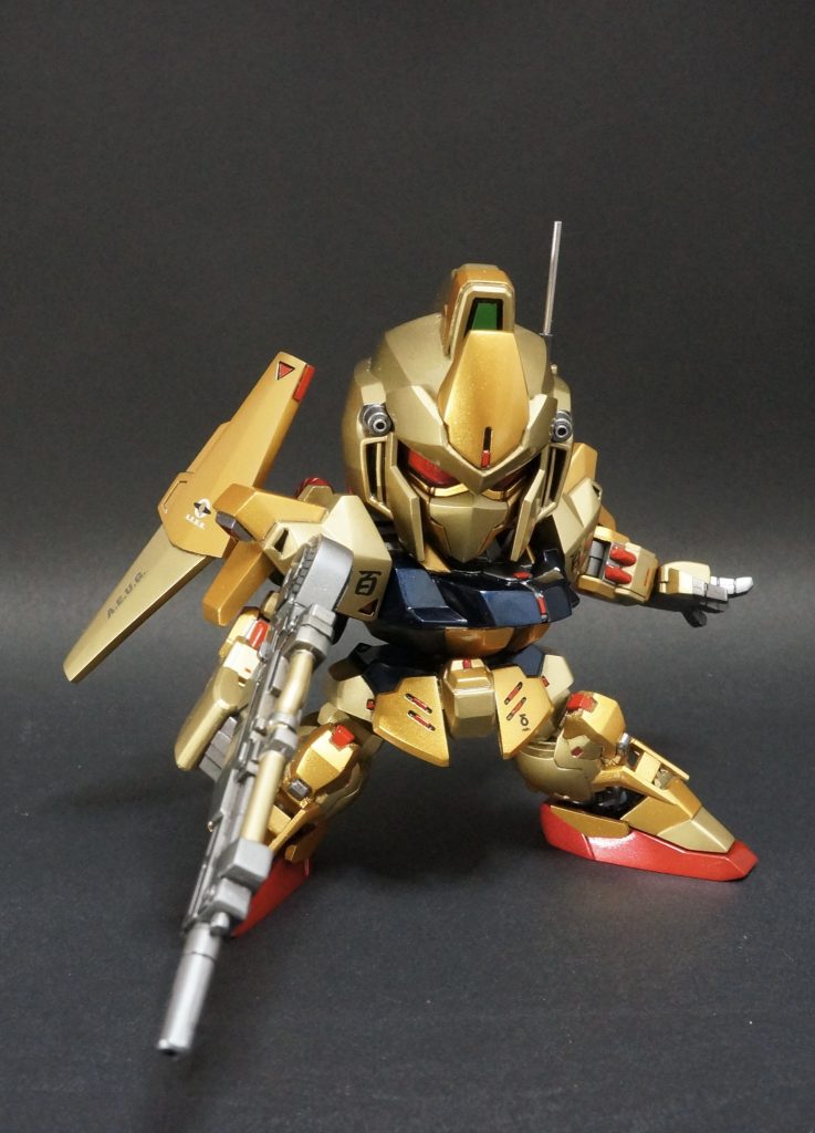 目は角度によってバイザー越しに光っているように見えます。