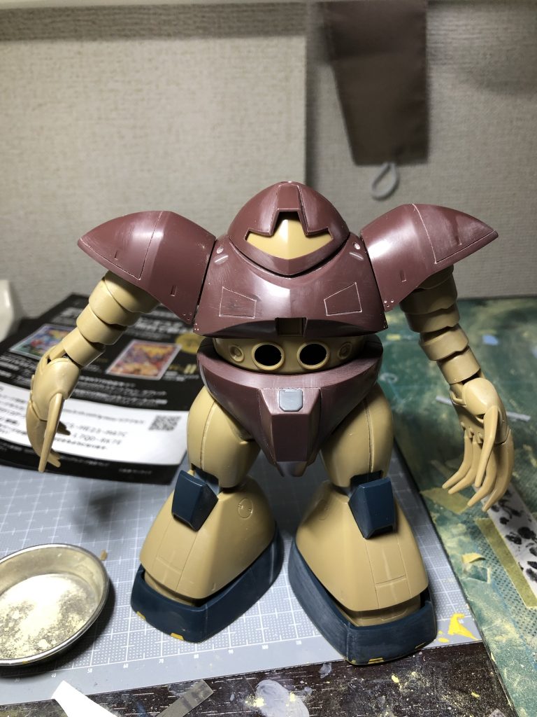 スジボリヘソの部分のハッチをつけました。スリッパはモールドを埋めてます。