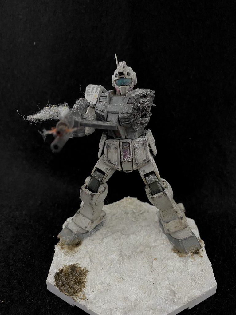 台座はカスタマイズシーンベースのやつをタミヤのウェザリングペーストとファレホのウェザリングエフェクトを混用して塗っています!画像ではあまり分かりませんが、MSの稼動熱で雪が溶け、地面が泥になって足に着く、というのもなにかの記事で見て実践してみました笑