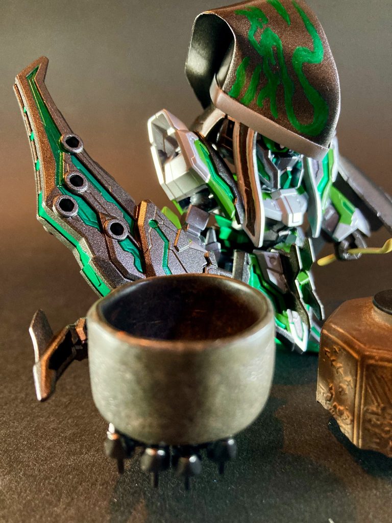 【茶聖】利休ガンダム哲学的美の極致を求道し、三畳茶室🍵に侘び寂びの境地を拓いた泰然自若なる一世の傑物。その絶大な影響力で茶壇のみならず財界政界にも重鎮として君臨した。表向きは信長ガンダムエピオンが掲げる「御茶湯御政道」に協調するが、裏では常人には理解の及ばぬ独自の理想社会実現を目論み、暗躍する。