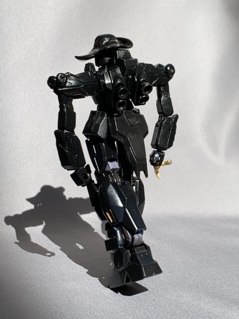 後ろ姿が映えるよう工夫しました。レクイエムの特徴である帽子と矢はパテで作っています。