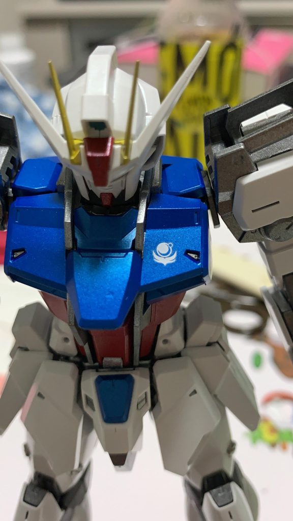 ストライクガンダムはフェイズシフト装甲ということでメタリック塗装に仕上げました。グラデーション等してないので誰でもできます(笑左胸には連合軍のマークを