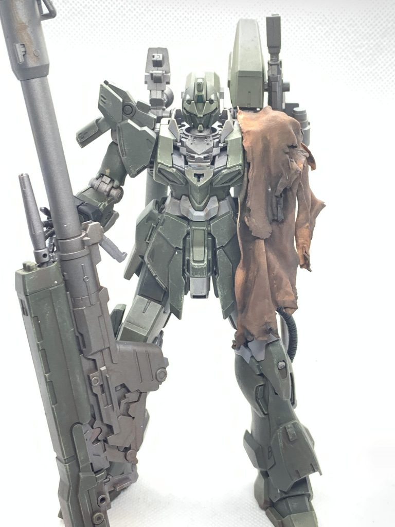 アシンメトリーになるよう色々片方だけ取ったりつけたりしてますが接続の軸が残ったままだったりと詰めの甘さが目立ちますね