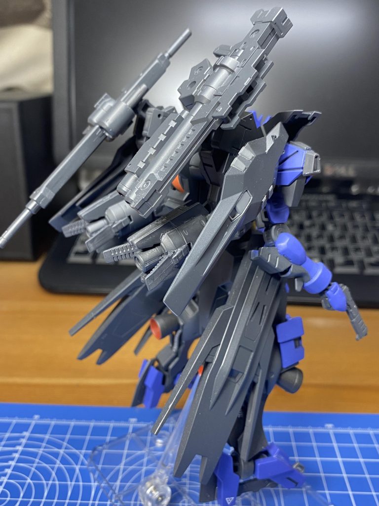 背部に重火器類をマウントしましたバーニアは30MMのパーツを使用してます