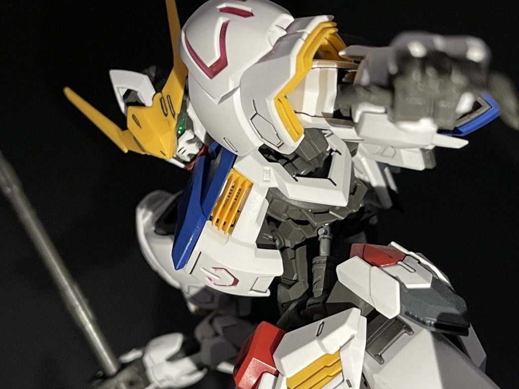 クリアパーツの裏にガンダムマーカーシャインシルバー