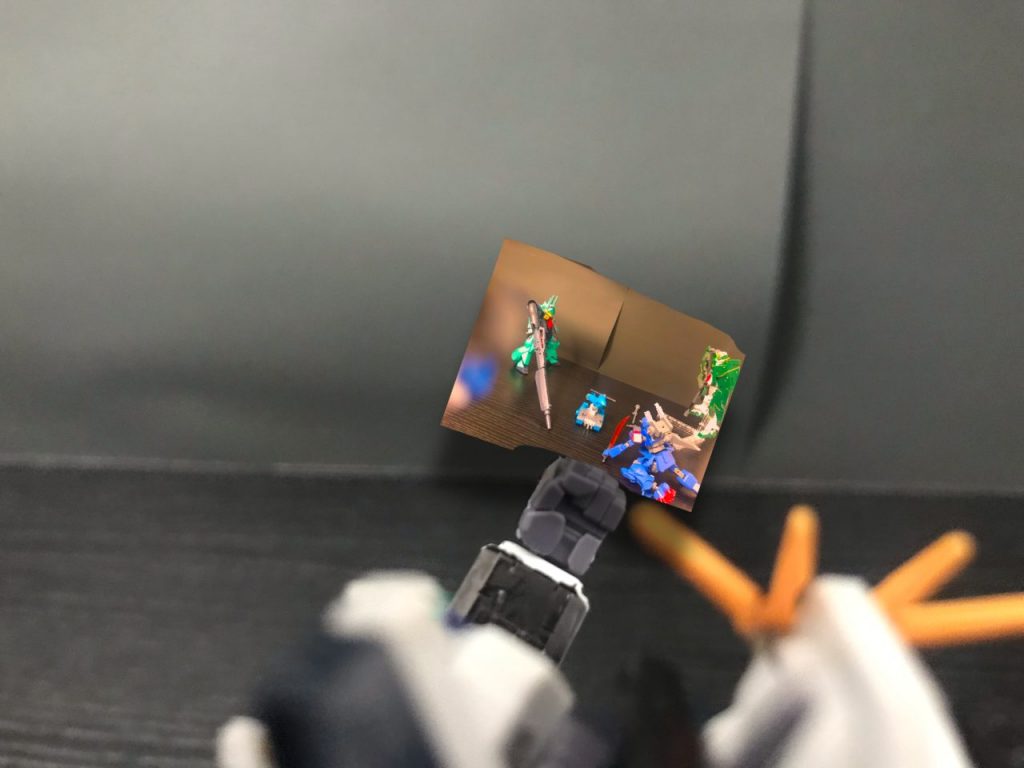 νsガンダム「この日記に挟まってたこの写真の！ん？これは　あの時出会ったディジェさん？」ジムII「ディジェ隊長を知ってるんですか！？」ジムII「あ、ディジェ隊長と、一緒にストカスが！映ってる！これは！」ガンタンク「聞いたことあるよ、確かストカス、デュナメス、ペイルライダーの3人が、ゴーマッド城を破壊したって言う話を！」νsガンダム「この人たちを探しに行こう！」ジムII「え？なんで？」νsガンダム「この人達なら協力な力を持ってそうだから！」ジムII「確かに強いですが、何か根拠は？」νsガンダム「行こう！」ジムII「まって！無視しないでよー」