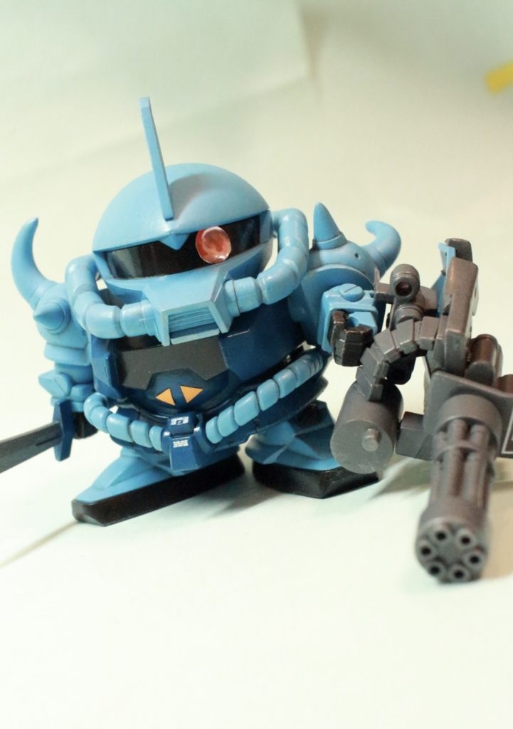 BB戦士のグフカスタムです。モノアイは銀色のシールの上に赤いレジンを垂らして硬化、カットして貼り付けています。