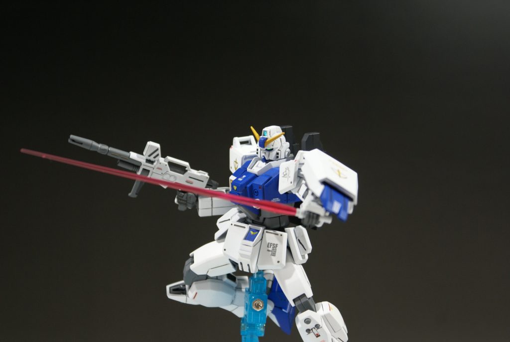 ツインアイとセンサー類はラピーテープで再現しているので光ります。本当に動きそうでかっこいいです。