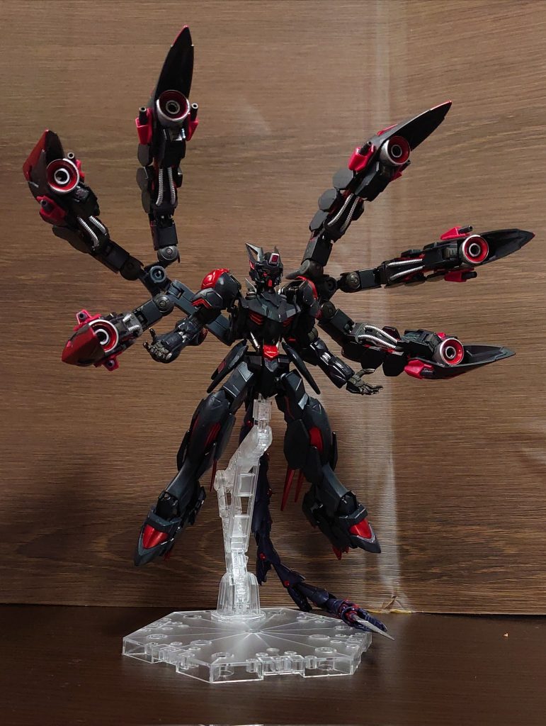 そこで企業が取った行動は「阿頼耶識手術を二度受けた者に特殊な装置を着けて搭乗させる」というものであった。