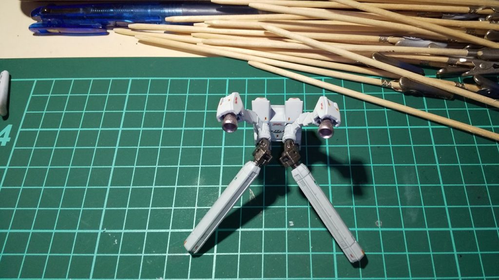 白基調で関節・バックパックを塗装、アクリジョンは白の隠蔽力は弱いのかと。一応３０MMとのミキシングですが、ミキシングって言うほどじゃあ・・・。