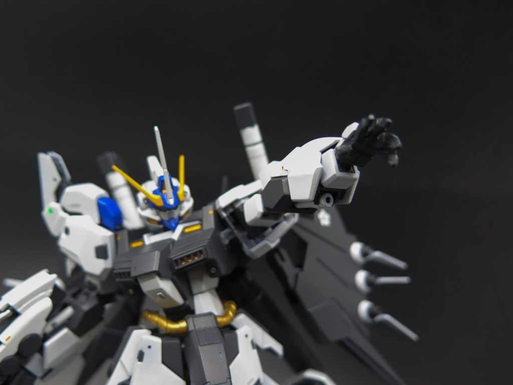 ここは開き手首よるハンドランチャー発射ポース。