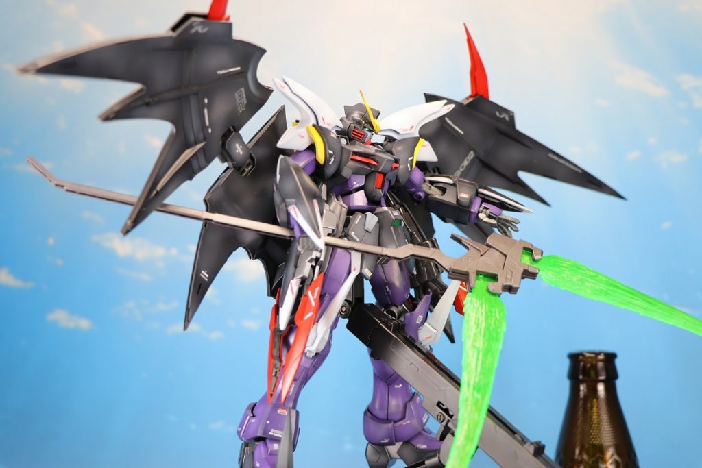 一般販売のキットに強化パーツを加えた、ガンダムデスサイズヘルカスタム（長い）となります。二枚の刃に目が行きがちですが、腰のシザースも追加パーツです。