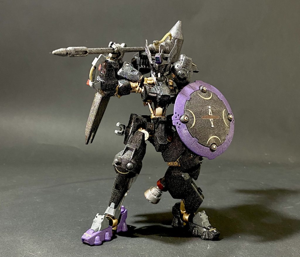 基本的に黒にパウダーを混ぜた物と紫で塗装しました。フレームは焼鉄+カッパーです。部分的にシルバーも使いました。