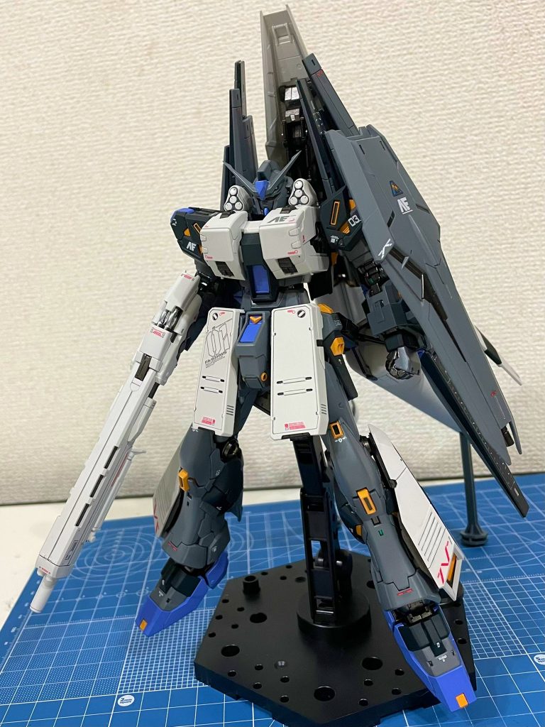 HWSも装備可能。以前作ったRGνガンダムのお下がりなのでシールドが背中にマンウトできたり、プロペラントタンクがついてたりします。もう1セット欲しいなぁ