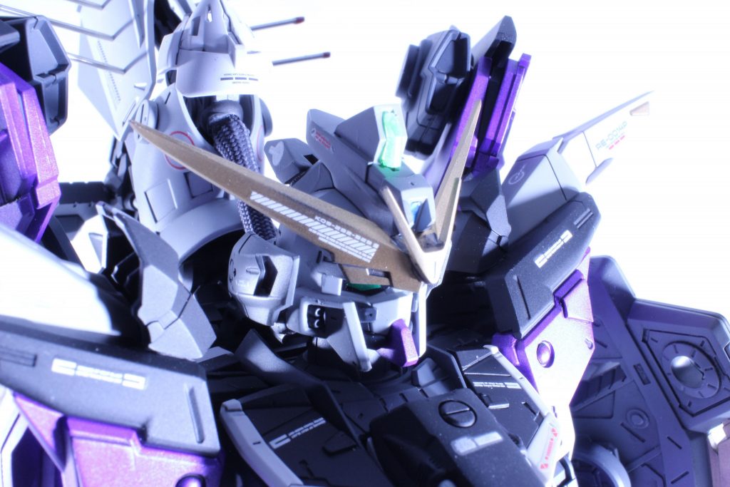 おでこのセンサー。グリーンのクリアパーツを削って削って削りまくって突っ込みました。