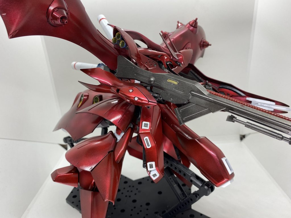 本体もかっこいいですがこの武器も最高にカッコいい。面積広い機体なので塗装が大変でしたが非常に作りごたえがあるキットでした