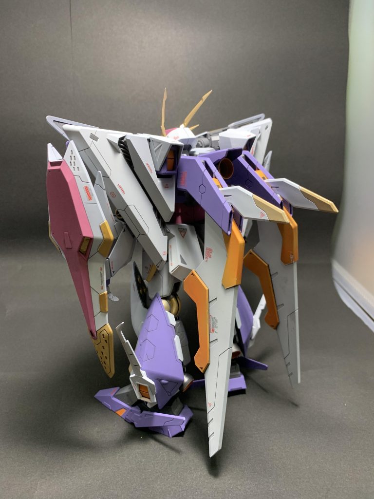 背面。劇場版のクスィーのデザインは全体的に白が多めのシンプルな配色だったので、塗装するにあたって差し色を増やすつもりでした。背面のウイングパーツもその一つで、オレンジ色を加えてみましたが、重ね塗りが大変だったので今度はもう少し上手くできるよう工夫したいところです。