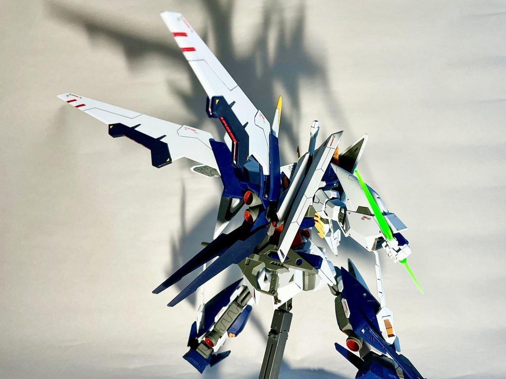 背部スタビライザーをボールジョイントにしたので翼のように展開できます。