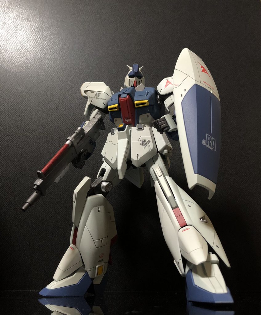 少し華奢に見えるリガズィもローアングルから見るとどっしり感が増します。