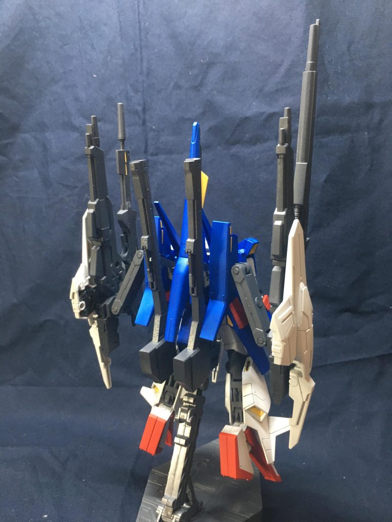 背面。ユニットの接続にはアームアームズを使用。中央の穴は使わないのでランナーで塞いでいます。