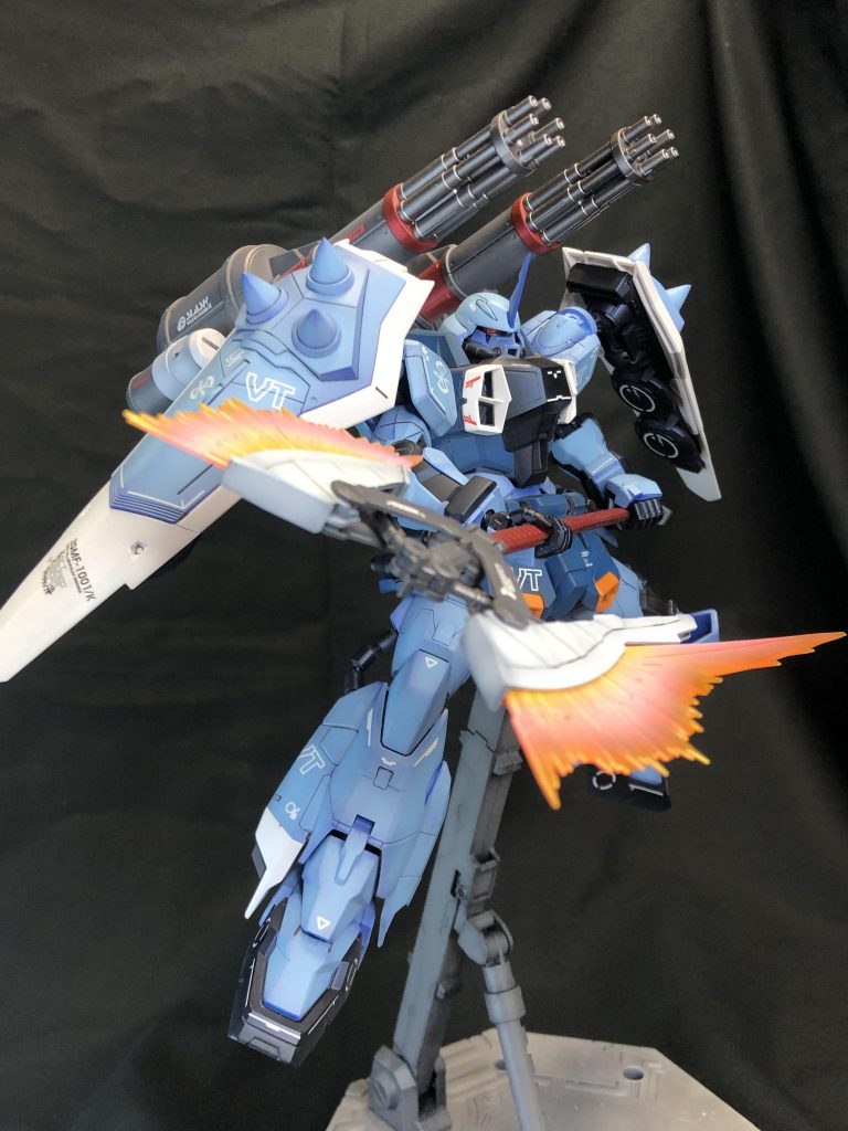 バックパックのゴールドは部長ゴールド。ビームアックスの柄やビームガトリングの赤はパールローズディープレッド。ビーム刃はクリアーオレンジとグリーニッシュホワイトパールでグラデ。