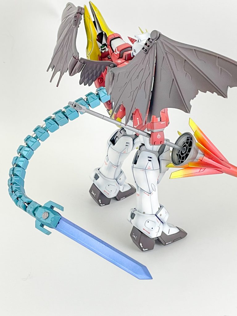 リアビュー羽は生物感の強いものにしたかったので、デジモンプラモのインペリアルドラモンを使用。ドラゴンハングのアームはバックパックから伸ばしてテイルブレードにしました。