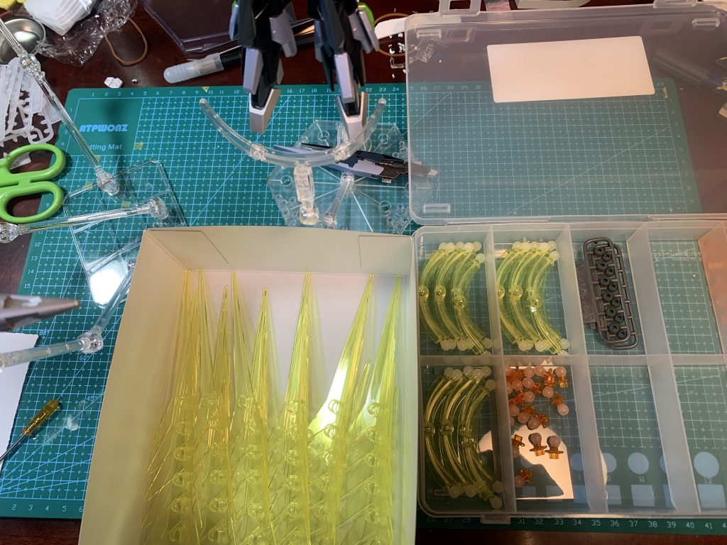 沢山のクリアパーツを用意するところから始まりました。