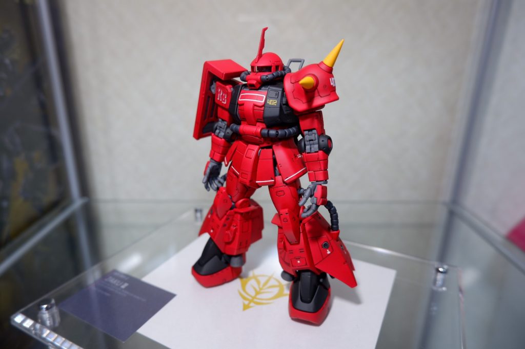 全体写真です。ザクはこの角度が1番かっこいいと個人的に思っています。