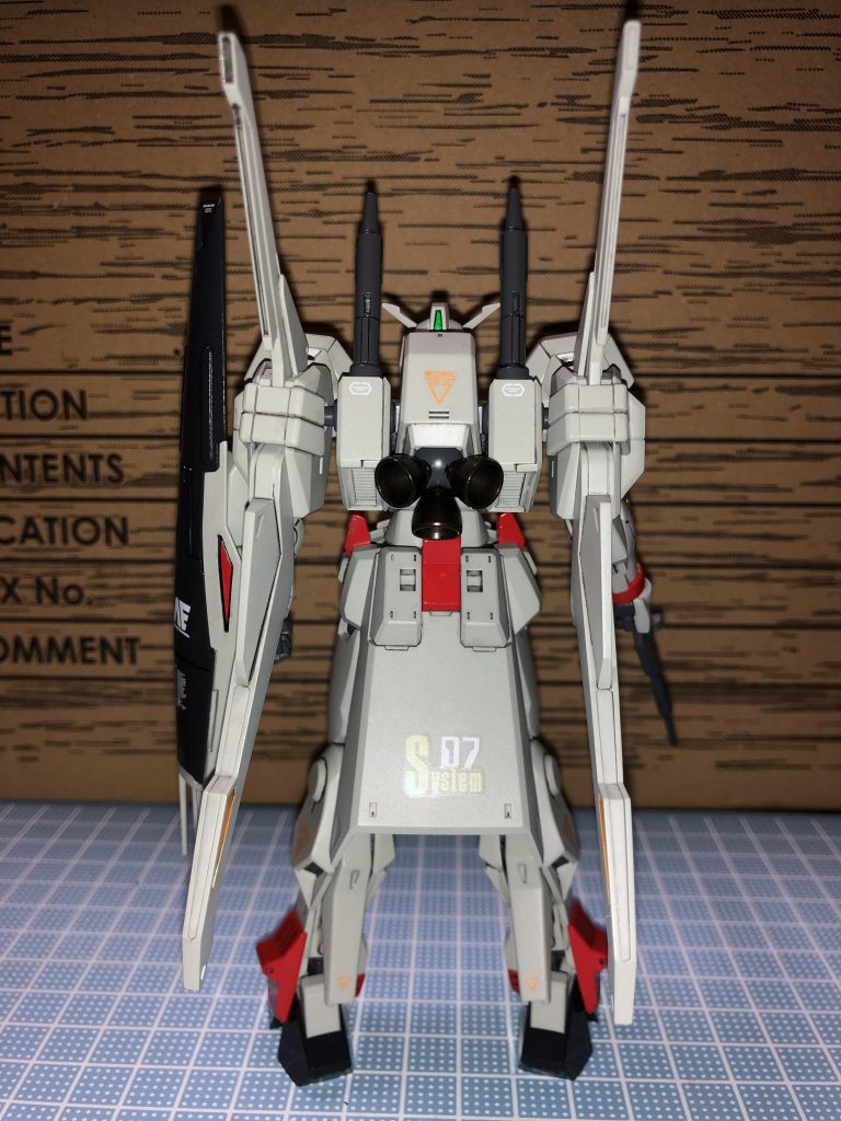 背面です。腰部のリアアーマーにデカールで7号機と表示しましたが、英語の表現があっているかな？ウェーブの昔のデカールを使ってみました。