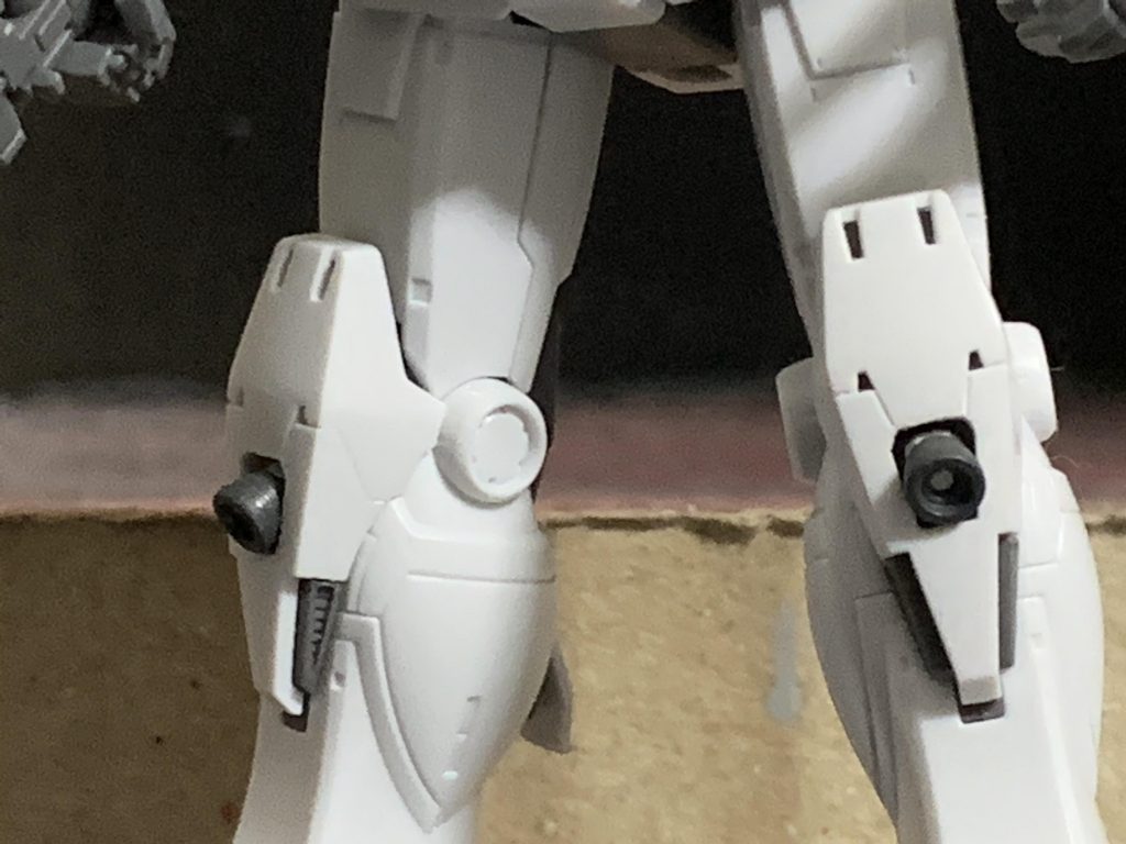 膝スラスタースジボリにそってくりぬき、内部パーツを少し加工してMSDジムナイトシーカーからバックパックについていたバーニアを移植した。