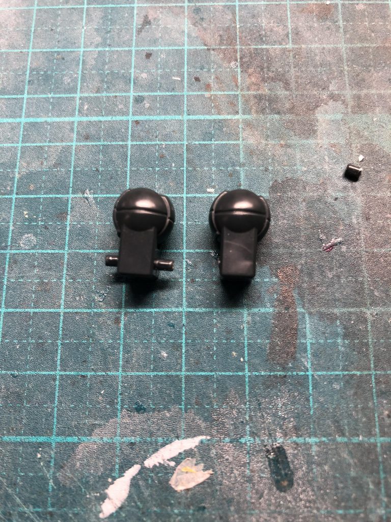 肘関節は右のパーツにあるように、ピンをカットし後ハメ出来る様に改造しました。