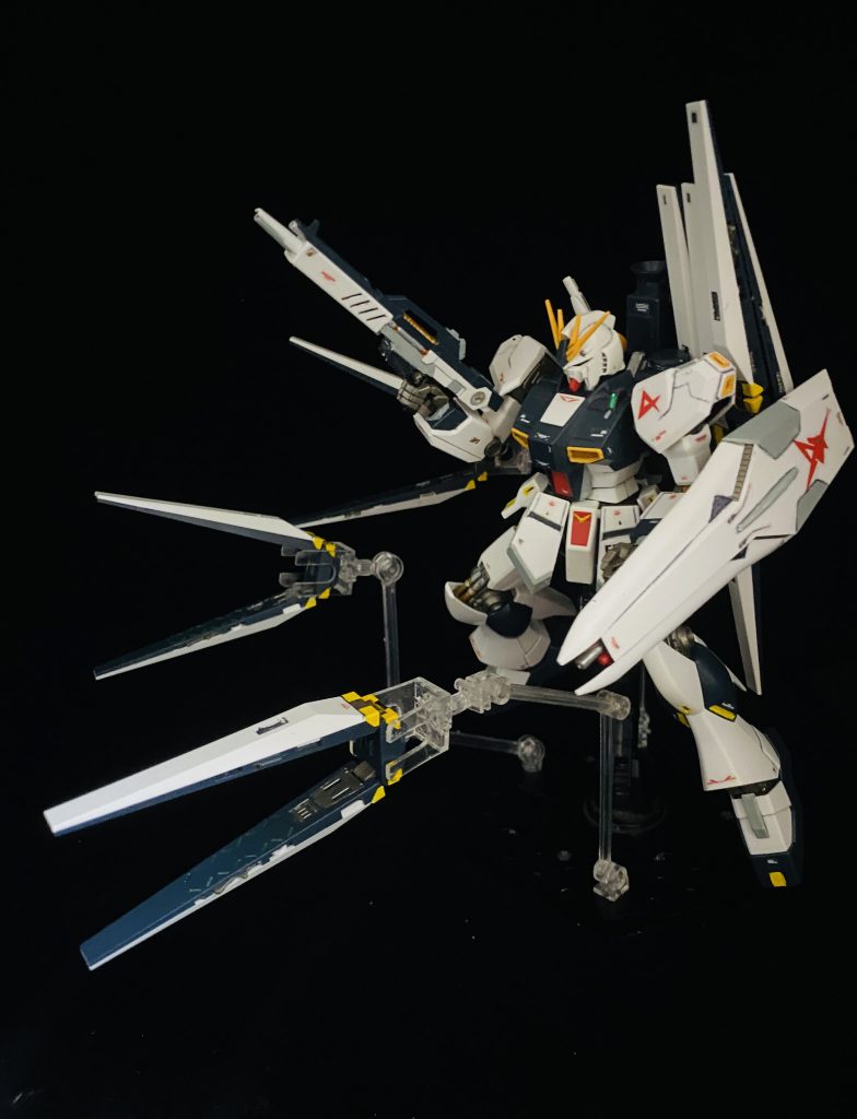 いけ!フィンッファンネル!適当に塗ってるので、パーツ分けを適当にしたせいで,市松模様みたいになり、少し失敗…6枚とも稼働するとは思わなかったので、少し驚きましたわ!作るの大変!