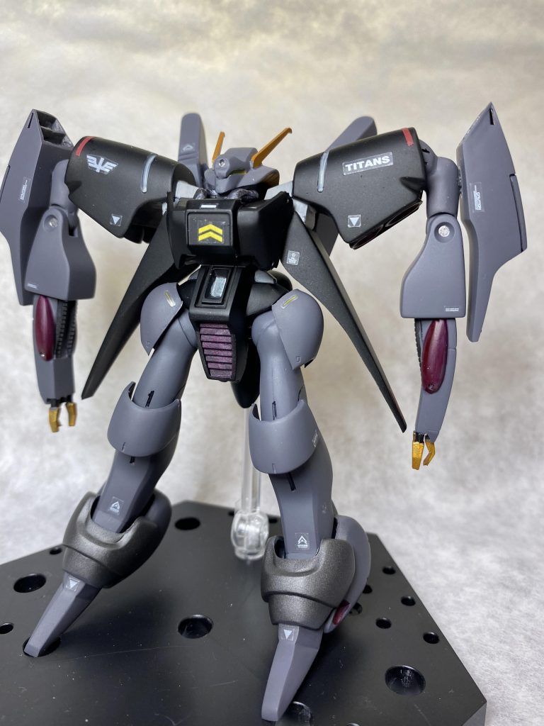 余ってるシールを適当に貼り付けたら少しカッコ良くなったかも。