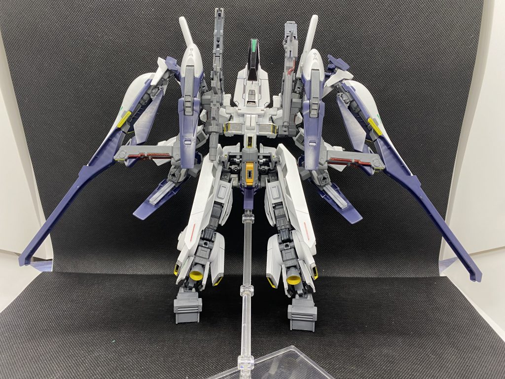 バックパックは基本的な部分は変えていませんが、フルドドⅡとウィンチキャノンユニット、ライフルを懸架するラックの増設、尻のウイングスラスター基部をフルドドのものに変更しました。