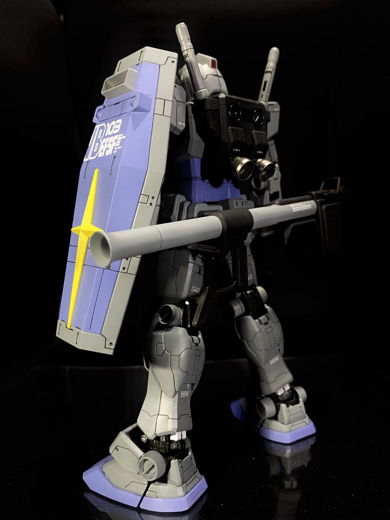 バックショット1。全体的に暗いグレーにしたのでパープルは明るめ。マグネットコーティングされた機体なので露出する関節部はツヤありのガンメタで。