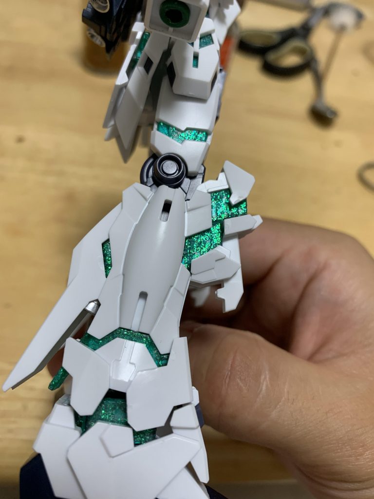 先にサイコフレームのラメを入れてしまったので余計な分を削り落としながら組み立て