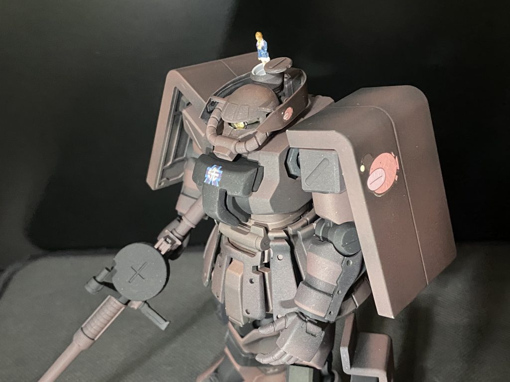 元になったドイツのIV号戦車のF型からH型に連なるように増加装甲や長砲身、他の戦車風ガンプラに繋がるよう履帯の配置などを設定しました。