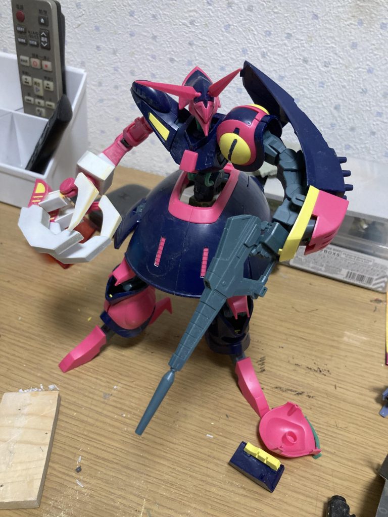 プラ板とパテでアームを改造しました。