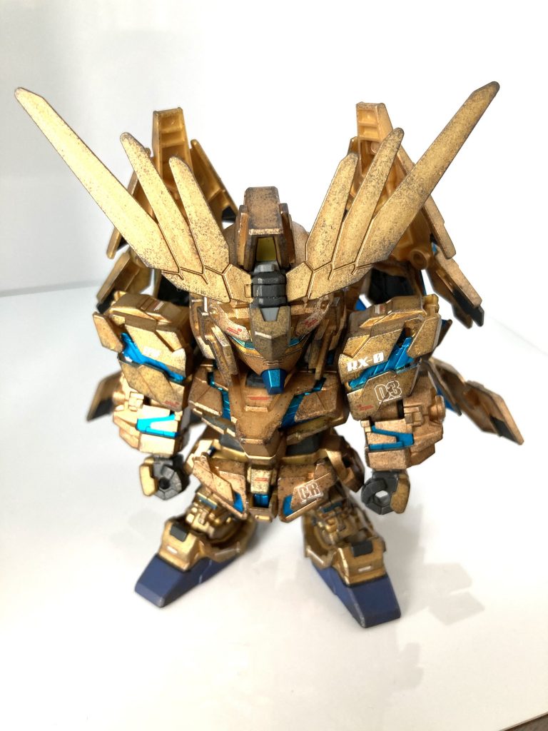 全身をぐるりと。ゼータガンダムを作ってましたが、妻が作ったBB戦士のフルアーマーユニコーンがかっこよくて、自分も作りたくなり昨日行ったホビーゾーンでフェネクスを購入。昨日、今日とでお手軽製作しました。林哲平さんの凄技テクニックのフェネクスと、らいだ〜Joeさんのお気楽製作ガイドのメッキ機体汚しを参考にしました。ランナー毎にガンダムマーカーのゴールドとレッドゴールド、クリアパーツはコスモメタブルーをエアブラシシステムで大まかに塗装。その後トップコートの光沢、水性ホビーカラーのタイヤブラックで適当に部分塗装、パーツ切り離しながら水性ホビーカラーの焼鉄色でスポンジチッピングとリアルタッチマーカーブラウンでウォッシングし最後につや消しでフィニッシュ。いろいろと粗が目立ちますが、お手軽に楽しく作れました。シールド2枚の肉抜きが気になりますが、何もしてません。