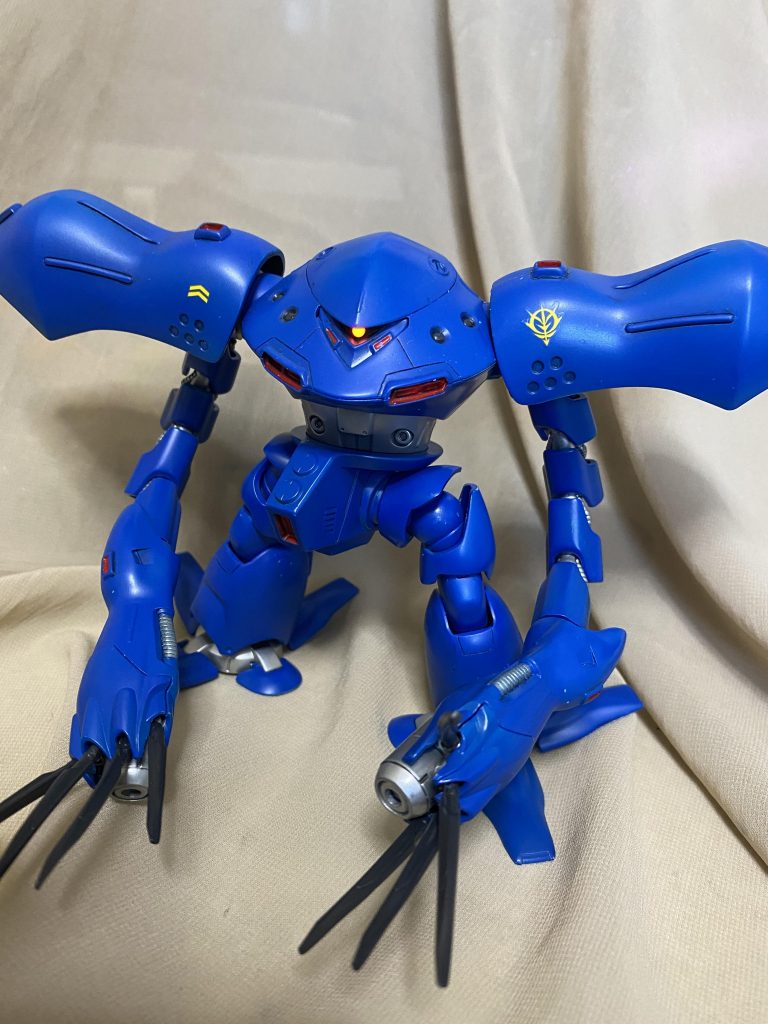 紫外線ライトで照らして光らせてみました。スマホ構えながらだとあまり上手くいきませんね。
