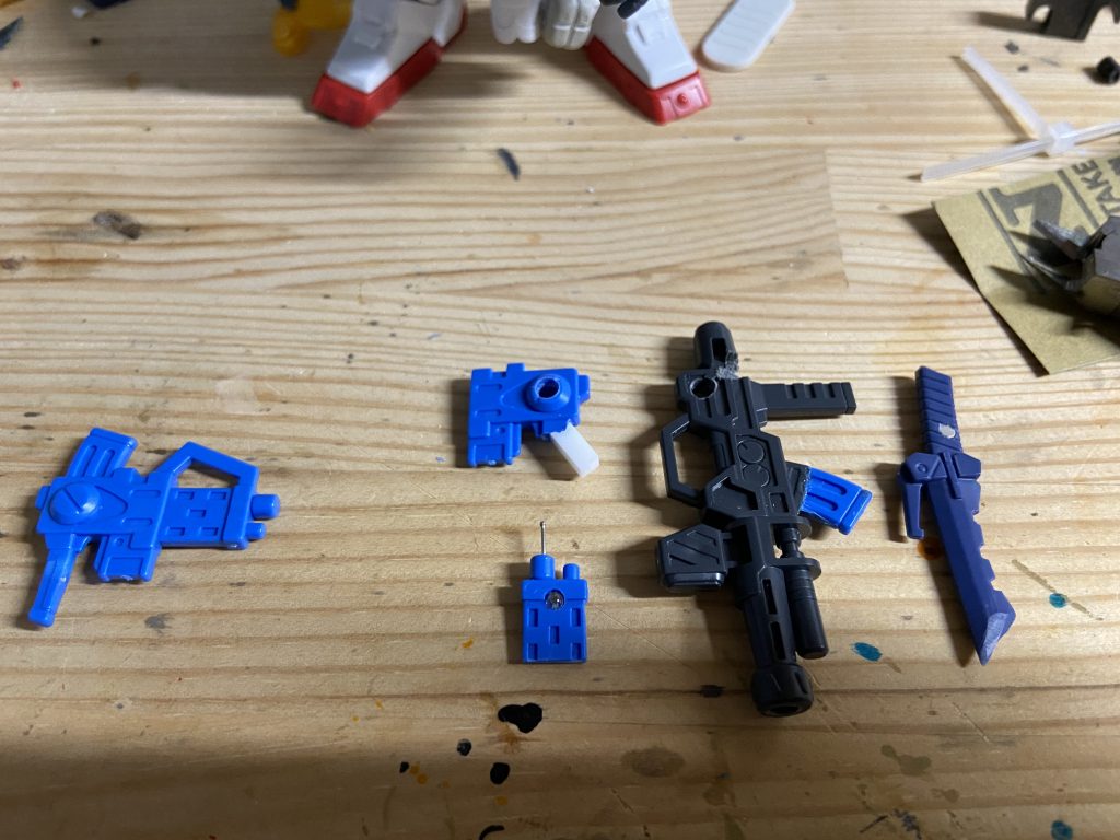 武器はザッパーザクのライフルを分割して、色々作っております。