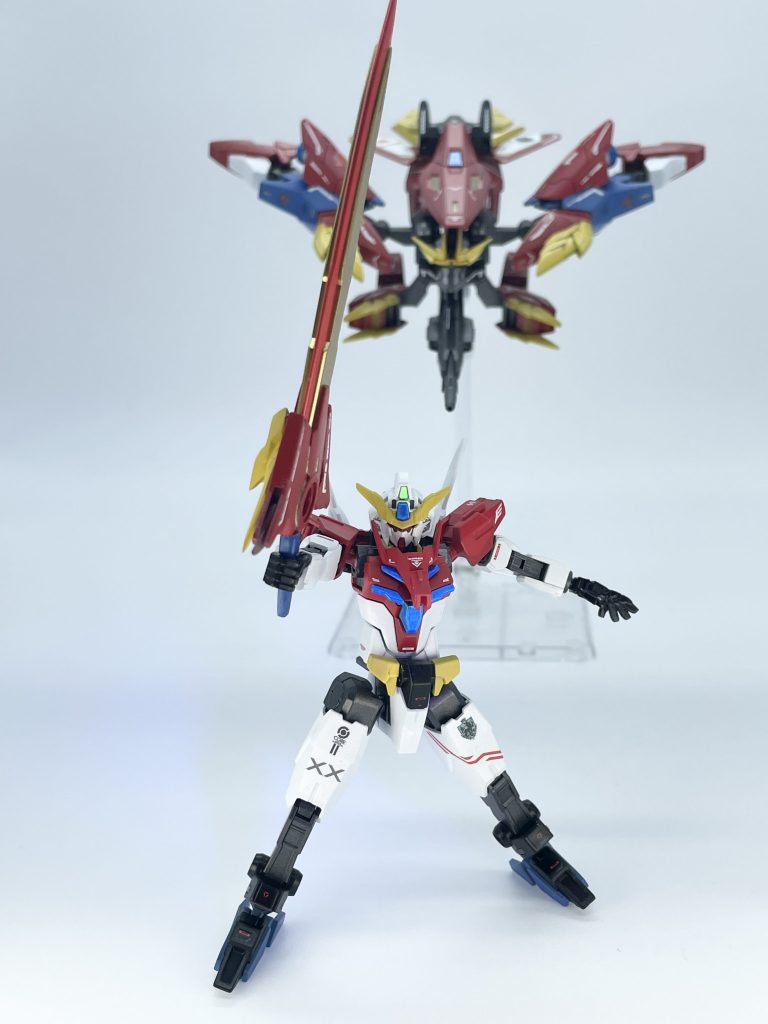 コアガンダムブレイブが聖剣フラガラッハを天に掲げ、ルーアーマー(太陽神)と合体