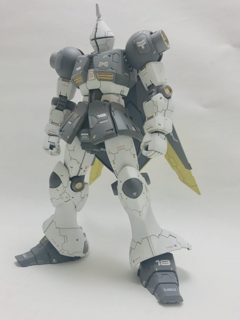 武器無しで一枚。差し色が武器頼りなので一気に色が減ります。最初は金ピカにしようかなと考えていたのですが金の塗料が無くーーネットを探って見つけたジル・ジグラ機というのを参考にさせてもらいました。