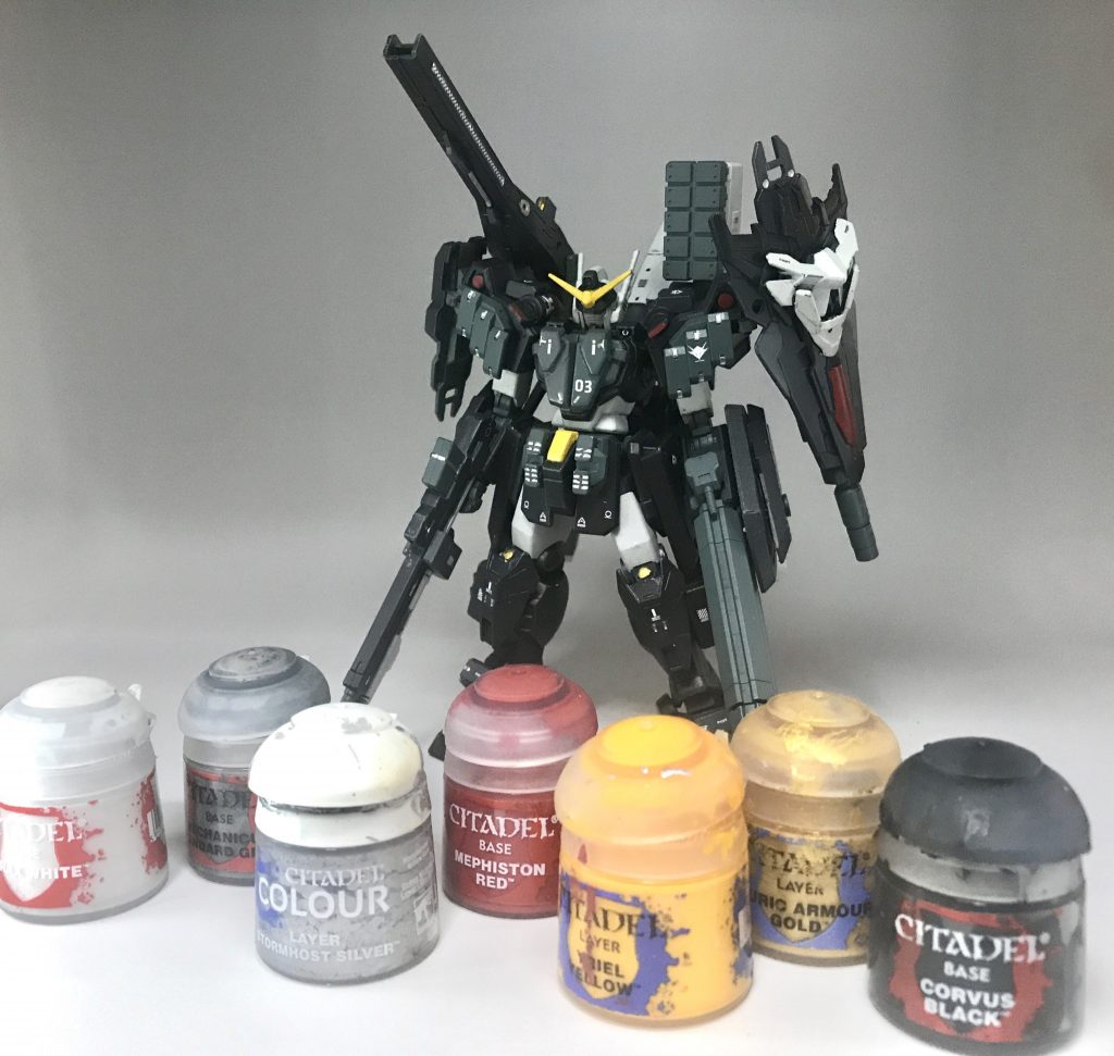 塗装は全てシタデルカラーによる筆塗りです白 CORAX WHITE、黒 CORVUS BLACK、黄 YRIEL YELLOW、赤 MEPHISTON RED、灰 MECHANICUS STANDARD GREY、金 AURIC ARMOUR GOLD、銀 STORMHOST SILVER