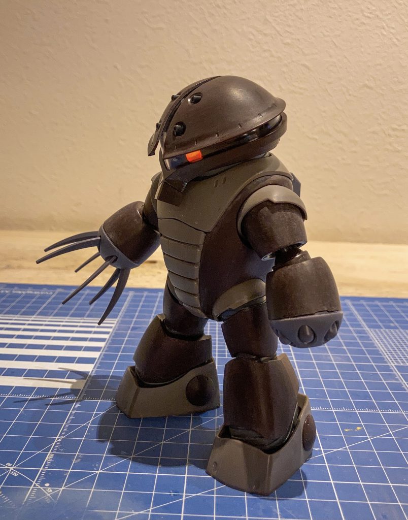 工作は表面のヤスリがけ、合わせ目消し、モノアイのHアイズ化くらいです。